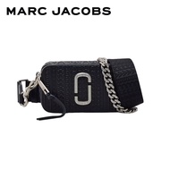 MARC JACOBS THE DTM MONOGRAM LEATHER SNAPSHOT RE23 2R3HCR004H02 กระเป๋าสะพาย