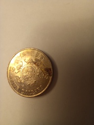 這是一枚 1997年香港回歸紀念五元硬幣，背面刻有代表長壽的壽字紋與五隻蝙蝠。

此硬幣由銅鎳合金製成，直徑約為