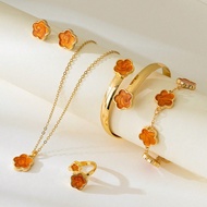 ชุดเครื่องประดับผู้หญิง 1 ชุด รวม 5 ชิ้น ประกอบด้วย กำไล สร้อยคอ ต่างหู กำไล และแหวน มีลวดลายสีส้มเฉ