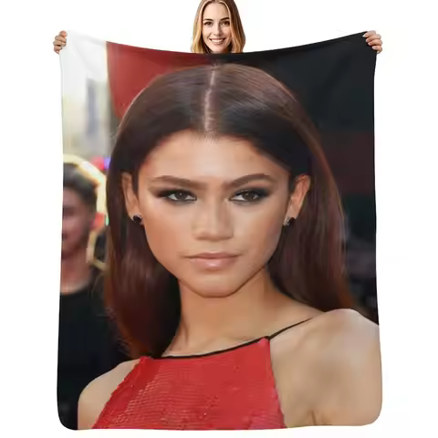 Zendaya Coleman Contrasted Her Heavy Eye Makeup Throw Blanket Portable Lightweight Blanket for Trave