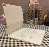 2025年新款 Apple iPad Air Magic Keyboard 11吋 白色 行貨 100%全新 只開盒檢查和試機 未曾使用 操作和功能全正常 在蘋果專門店買入$2099 只是沒有了包裝盒