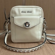 缪繆 miumiu 限定鑽扣雙肩帶郵差包包，尺寸：15*18*6