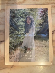 Yes, I am Tzuyu 1st photobook有小卡同明信片