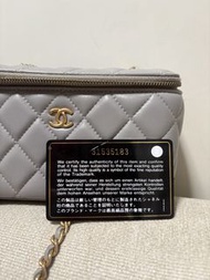 Chanel 灰色菱格紋化妝包