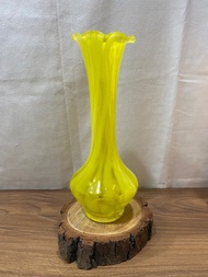 早期 黃色 玻璃花瓶 有色玻璃 色玻璃 荷葉邊 波浪 瓶口 花瓶 花器 花瓶 玻璃 居家擺飾 vintage yellow glass vase canary vase