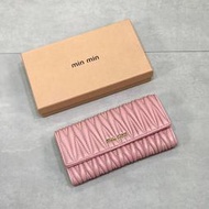 專櫃同步款MIUMIU長夾 繆繆錢包 櫻花粉褶皺經典款金色鐵標logo暗釦女士長款錢夾 MiuMiu短夾 真皮皮夾 卡包