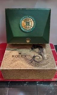 勞力士慶祝50週年海馬運動錶盒 Rolex Vintage 50th Anniversare Coffin Pyramidal stripe Supper Rare Sea Horse Watch Box For 1016 1665 1675 1680 5500 5512 5513 6204 6205 6241 6242 6243 6264 6265 6236 6238 6542 6601…全完裝包括運動錶專業套錶版 ❤