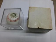 台灣大聯盟 張誌家職棒初登板紀念棒球1顆/幾乎全新/有壓克力罩子與有歲月痕跡的包裝紙盒