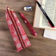 【肉球與櫻花】疊緣 三角錐筆袋 日式 紅 銀 腳印 犬 貓