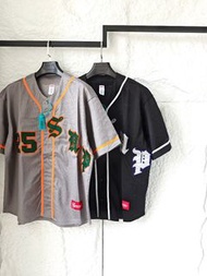 Supreme SS25 WEEK5 Old English Baseball Jersey 美式復古斜紋貼花網眼短袖開衫棒球服外套（香港專供 實拍可退換）