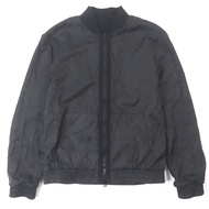 成色極佳 ▼LOUIS VUITTON2023 年 Monogram 刺繡雙面輕薄雙拉鍊飛行員夾克，黑色，M 碼。包含衣架和衣物袋。正品，義大利製。