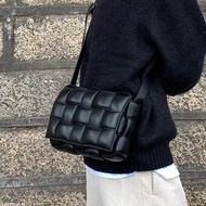 百搭通用款😍99新🆕Bv葆蝶家黑色銀扣Cassette編織枕頭包單肩斜挎包