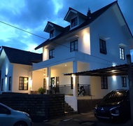 Villa 363 m² dengan 3 kamar tidur dan 2 kamar mandi pribadi di Cipanas (Stylish Villa at Green Apple
