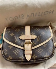 LOUIS VUITTON LV Saumur BB 可拆卸可調節肩帶磁扣 開合 塗層帆布拼牛皮 雙子星 單肩斜挎手提包 | M46740 | 全新正牌正貨