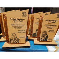 WOOD ENGRAVE TROPHY with Potret ( Piala kayu bergambar)