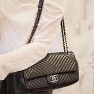 Chanel • 經典黑銀幾何山形紋羊皮銀釦Cf 25