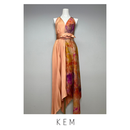 Kemissara  Eva Dress Thai silk tie dye Peach เดรสพลีตผู้หญิงสีพีช เดรสผ้าไหมมัดหมี่มัดย้อมด้วยมือ ผสมผ้าพลีต มาพร้อมสายคาดเอว