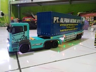 mainan miniatur truk trailer remot control UD QUESTER