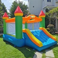 帶滑梯的庭院充氣彈跳床，尺寸為 12*9*8 英尺，適合 5-12 歲兒童，配有鼓風機，適用於戶外後院室內