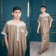 ชุดโต๊ปผู้ชายมุสลิมแขนสั้น เนื้อผ้าใส่สบายมาก  งานทูโทนที่หน้าอก พร้อมลายปัก AE52