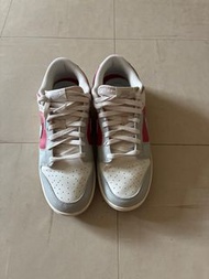 Nike Dunk Low 紅灰配色運動鞋