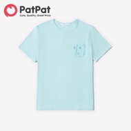 เสื้อยืดครอบครัว PatPat คู่กับสีฟ้าอ่อนและเดรสสายเข็มขัดหลังมีรอยจีบลายดอกไม้