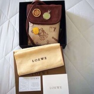 Loewe 側背徽章紀念款小包 全新