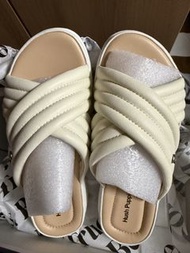 Hush Puppies 白色涼鞋