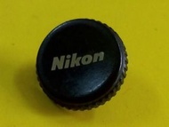 😊 日本 80/90年代原裝“ soft release ” 快門掣，容易撳快門掣更舒服方便，合大部份 Nikon FA, FM2, FE2, FM, FE...，或者其他牌子相機都可以用得上， 黑色，玻璃狀態新淨。有“ Nikon ”印在上邊,  另有一個在我的平台賣一個沒有印上Nikon 的， 售100元。原廠 Nikon 原裝配件已相當難尋找了