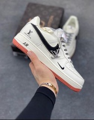 🤩必備爆款聯名空軍一號🤩 Louis Vuitton x Nike Air Force 1 LV聯名米白磚紅底低幫休閒板鞋 | 荔枝紋真皮鞋面 | 內置Air氣墊減震 | 男女同款百搭|