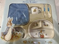 全新 彼得兔全套學習餐具組，還有附包包，彌月禮