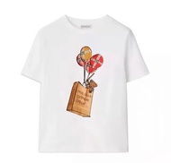 BURBERRY kids 正品 💥限時優惠💥 2026新款 白色棉質童裝短袖純棉T恤 汽球熊仔禮物圖案 女裝成人可穿大碼 可以親子裝 連吊牌  訂貨各碼只有一批 (官網售約HK4200)size: 