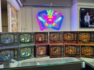 《集卡社 - 迪士尼100周年嘉年華收藏卡》 4張/包，10包/盒，36盒/箱 6款創新仿復古電視拉盒設計 集結全球限編1張、限編20張、限編100張及200張典藏卡 $230 盒