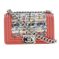 二手香奈兒 Boy 日本 Chanel 香奈兒鏈條單肩包，粗花呢和小牛皮材質。法國製造。紅色。可肩背、手提或當手提包使用。適合女士。