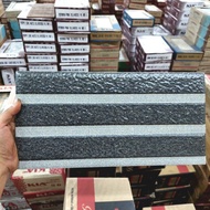 KERAMIK DINDING BATU ALAM CENTRO SANUR GREY 20X40 KW1