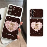 เคสโทรศัพท์ลายหมีหัวใจสก็อตวินเทจแบบอเมริกัน หน้าต่างใหญ่ พื้นหลังสีน้ำตาลเข้มพร้อมดาวสีชมพู ขอบคลื่
