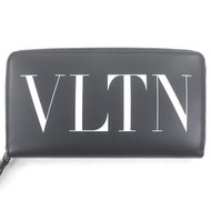 華倫天奴·Valentino Garavani Garavani) 1Y2P0570LVN 真皮長款錢包，成色極佳，飾有 VLTN 標誌和鉚釘拉鍊，黑色，意大利製造，含原始盒和防塵袋。男女皆宜。