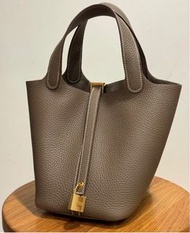 全新真品  HERMES 牛皮 愛馬仕 PICOTIN 18 LOCK 大象灰 etoupe 菜籃子 大象灰 金釦 鎖頭包 W刻印 2024年購入 台灣購證 手提包 托特包