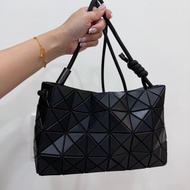 《仙闆名牌精品》ISSEY MIYAKE 三宅ㄧ生 BAOBAO  LOOP MATTE 黑 幾何方格 側綁繩 斜背包 肩背包 手提包