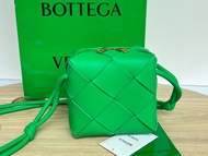 💕折扣 💕 爆款顯白BV招牌鸚鵡綠經典編織迷你小方盒兩用包 | Bottega Veneta Classic Intreccio Mini Cube Crossbody Bag|