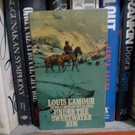 Louis L'amour: Under The Sweetwater Rim (Imported Novel)