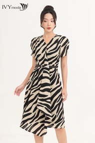 Đầm cổ V họa tiết kẻ kèm đai IVY moda MS 48B9788