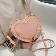 Love-shaped bag 2023 กระเป๋าสะพายข้างผู้หญิงแฟชั่นใหม่สไตล์การระเบิดไหล่ออกแบบที่ไม่ซ้ำ all-match retro ผู้หญิงใบเล็ก