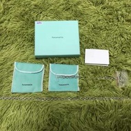 🍀商品：二手真品 Tiffany&amp;co 羅馬T釦 手鍊+項鍊組🍀商品內容：防塵袋 盒子  🍀商品來源：保證真品 🍀商品狀況：此為9新新品，保存良好。                          收到商品有任何問題請告知，                          高標者、吹毛求疵者請勿競標  🍀寄送方式：郵寄運費60/店到店60/台中可面交