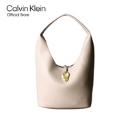 CALVIN KLEIN กระเป๋าสะพายไหล่ผู้หญิง Stone Lock Slouchy รุ่น 4K3176G RMU - สีครีม