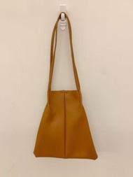 全新泰國設計師品牌Just in case手工縫製咖啡色手提包，附防塵袋。