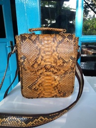 Tas Slempang Pria Kulit Ular Python / Sanca Asli Kualitas Ekspor