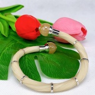 象牙手鐲，白色鐲身，圓形金絲線裝飾，925純銀包覆，均碼，可調節。