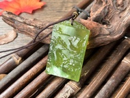 【一物一圖】天然岫玉 青提奶蓋 雕刻山水牌吊墜 手編繩 項鍊