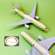 Etihad Airways Boeing B787 Civil Aircraft. 1/400 Scale Premium Metal Model. Collectible Aviation Gif